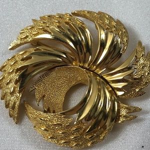 VTG MID CENTURY TRIFARI GOLD TONE PIN BROOCH